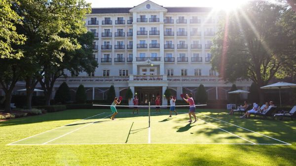 Améliorez l'attractivité de votre hôtel avec un terrain de pickleball